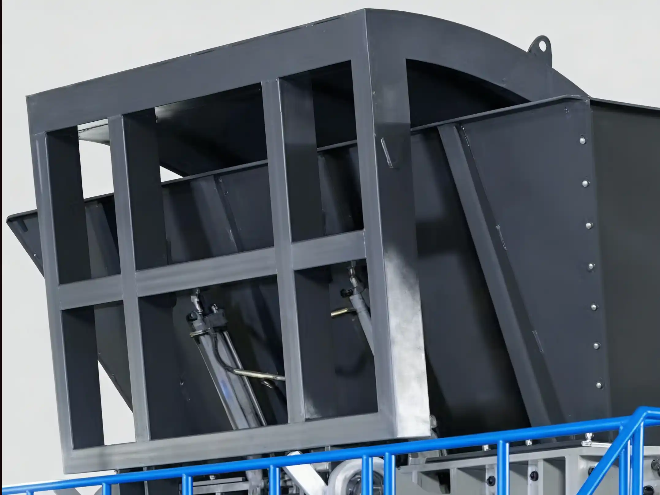 Double shaft shredder hopper & feeding