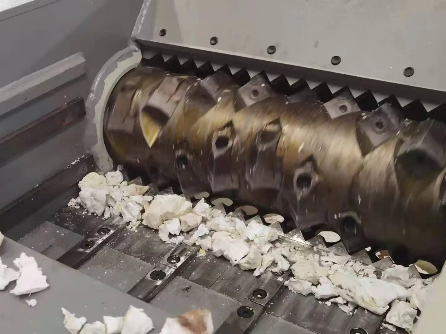 Pipe shredder cutting chamber